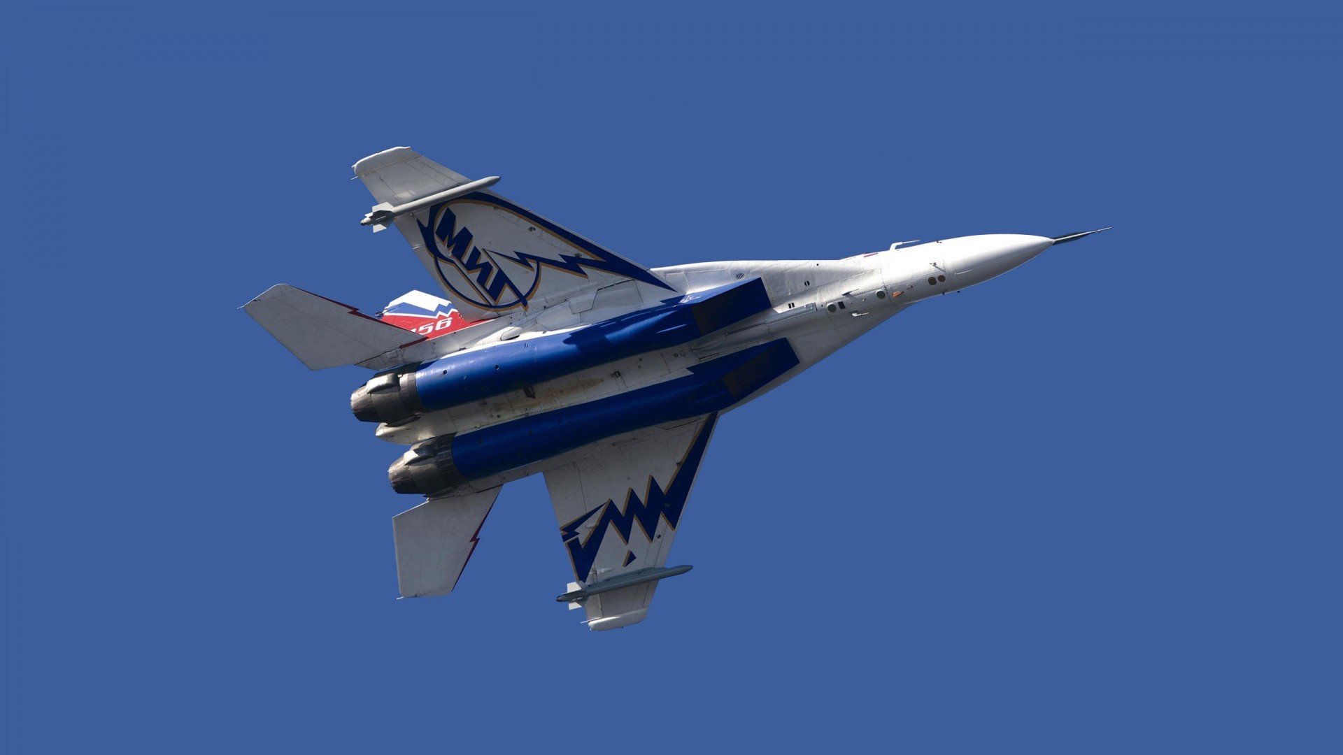 职业乒乓球联赛吸引大量社会关注,职业乒乓球员与业余的比赛视频